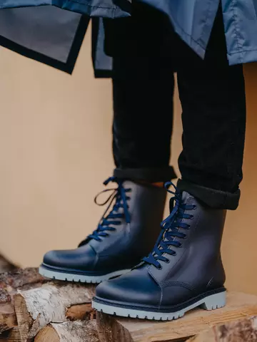 Lifestyle foto Tmavě modré gumáky 